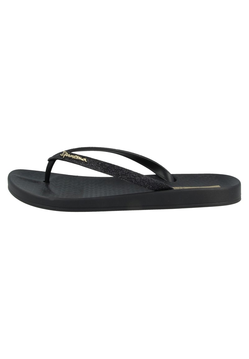 Schwarze Flip-Flops aus Gummi mit einem strukturierten Fußbett und glitzernden schwarzen Riemen mit einem goldenen Akzent. Einfache, flache Sohlenkonstruktion.