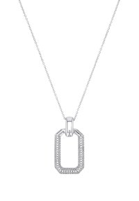 Collar de plata con un colgante geométrico que presenta acentos claros y brillantes sobre una superficie texturizada, suspendido de una delicada cadena.