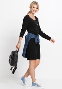 bonprix MIT LEGEREM SCHNITT - Abito in maglia - black