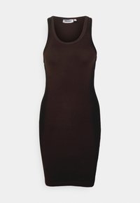 Brun tight sittande ärmdress med ribbat mönster, rundad halsringning och utan ärmar. Slät tyg, knälång, enkel utan mönster.