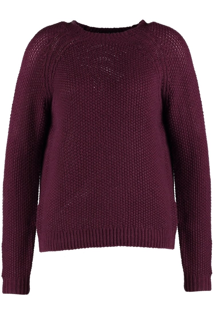 Pull en tricot bordeaux présentant un motif texturé, un col rond et des manches longues avec poignets et ourlet côtelés.