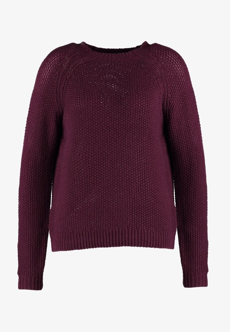Pull en tricot bordeaux présentant un motif texturé, un col rond et des manches longues avec poignets et ourlet côtelés.