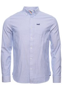 Camisa de manga larga a rayas azul y blanca con cuello abotonado, bolsillo en el pecho y un pequeño logotipo bordado en el lado izquierdo.