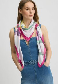 Silketørklæde med et blomsterdesign i pink, grøn og gul, med en glat tekstur. Formet som en trekant med en kontrasterende kant.