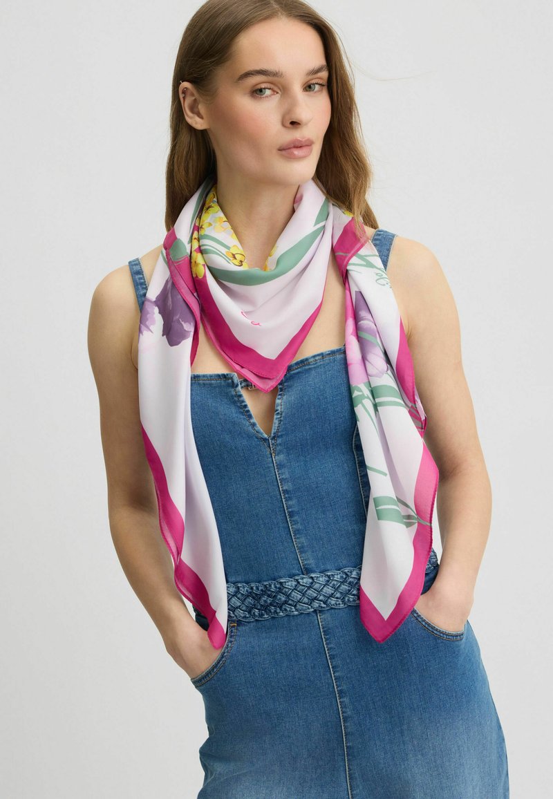 Silketørklæde med et blomsterdesign i pink, grøn og gul, med en glat tekstur. Formet som en trekant med en kontrasterende kant.