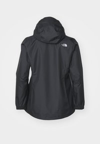 Veste imperméable noire avec capuche ajustée, poignets élastiques et ourlet arrondi. Présente un logo sur le haut du dos. Texture lisse, matériau léger.
