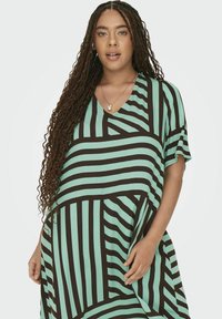 ONLY Carmakoma LOCKER GESCHNITTEN V-AUSSCHNITT MIDI - Vestido informal - chocolate lab