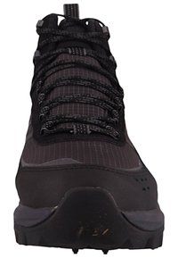 Czarne buty outdoorowe z teksturowaną cholewką, skomplikowanym systemem sznurowania oraz wytrzymałą podeszwą zaprojektowaną z myślą o przyczepności i trwałości.