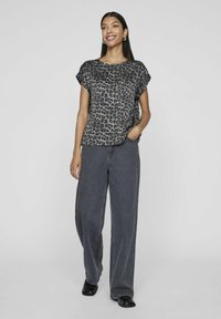 Leopard print short-sleeve top in gray tones paired with wide-leg dark denim pants, featuring a loose fit and simple design.