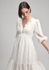 adL RUFFLED NECK - Freizeitkleid - white