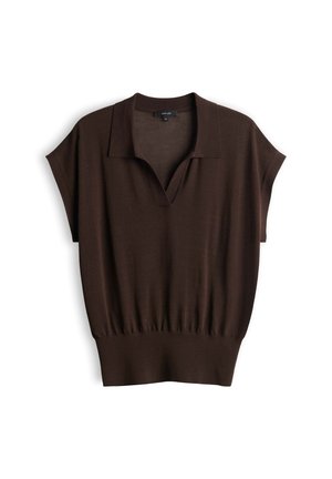 Top in maglia marrone scuro a maniche corte con scollo a V e ampio orlo a coste, mostrato steso su sfondo bianco.