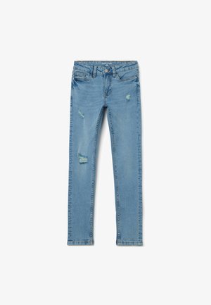 Jeans de color azul claro con un corte ajustado, que presentan desgastes y bordes deshilachados. Diseño estándar de cinco bolsillos con cremallera y cierre de botón.