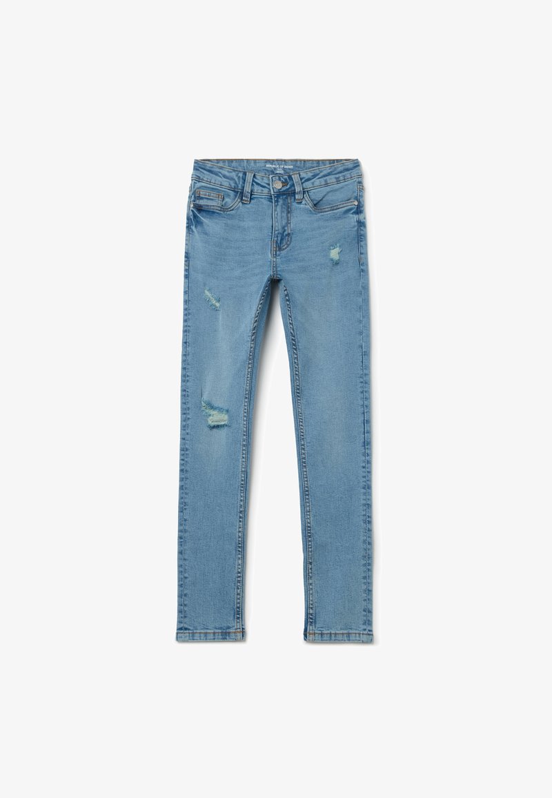 Jeans de color azul claro con un corte ajustado, que presentan desgastes y bordes deshilachados. Diseño estándar de cinco bolsillos con cremallera y cierre de botón.