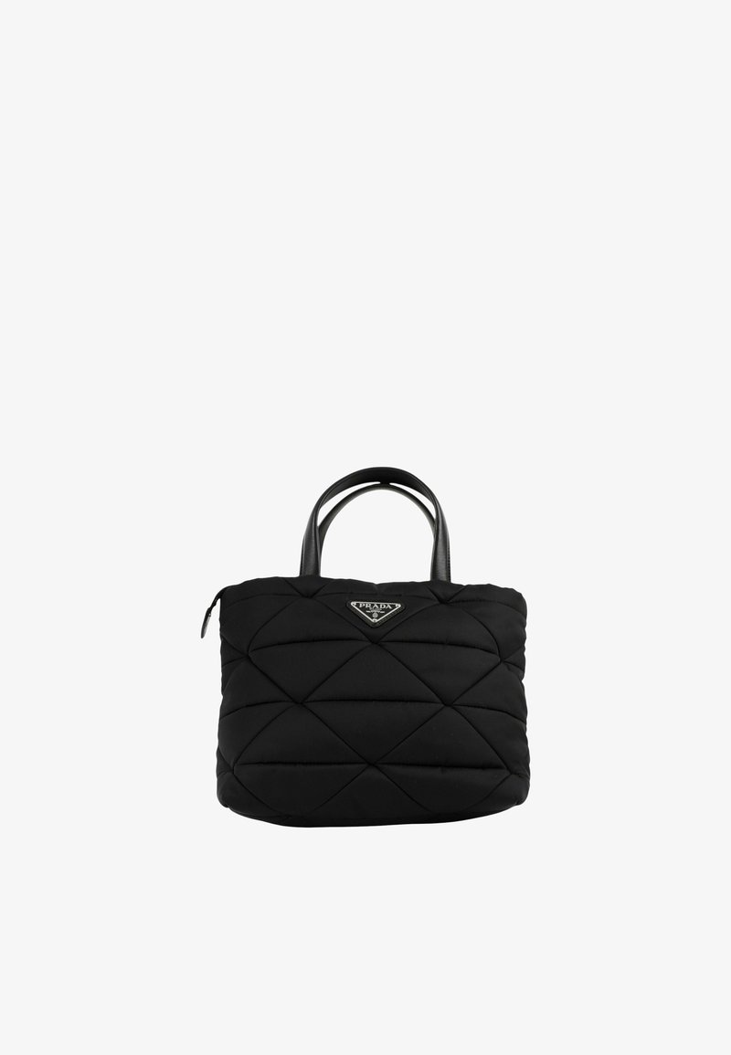 Sac à main noir matelassé avec deux poignées courtes et une plaque triangulaire avec le logo Prada au centre devant.