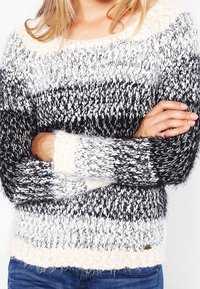 Strickpullover mit schwarz-, weiß- und cremefarbenen horizontalen Streifen. Verfügt über einen weichen, strukturierten Stoff und einen weit geschnittenen, lässigen Ausschnitt.