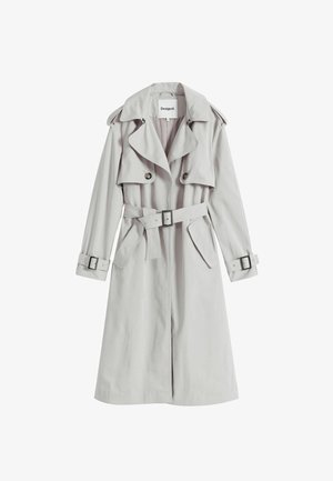 Svijetlosivi trench kaput izrađen od glatkog materijala. Ima dvostruko dugme, ramene epaulete, pojas i dva bočna džepa.