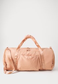 Nike duffeltas in zacht perzikkleurig stof, cilindrische vorm, met twee handvaten, een verstelbare schouderband, een vo pocket en logo detail.