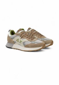 Para beżowo-szarych butów sportowych z zielonymi akcentami, z zawiązanym sznurowadłem i teksturowaną gumową podeszwą, widziana z prawego przedniego boku.
