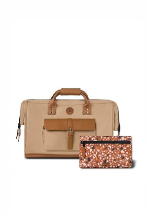 Sac de voyage beige et marron avec poche avant à boucle et pochette zippée orange assortie avec motif terrazzo multicolore.