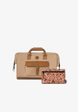 Sac de voyage beige et marron avec poche avant à boucle et pochette zippée orange assortie avec motif terrazzo multicolore.