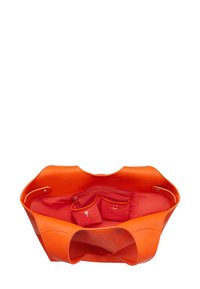 Grande borsa tote in pelle arancione con finitura texture; presenta un interno rosso, due tasche interne e chiusure a scatto sui lati.