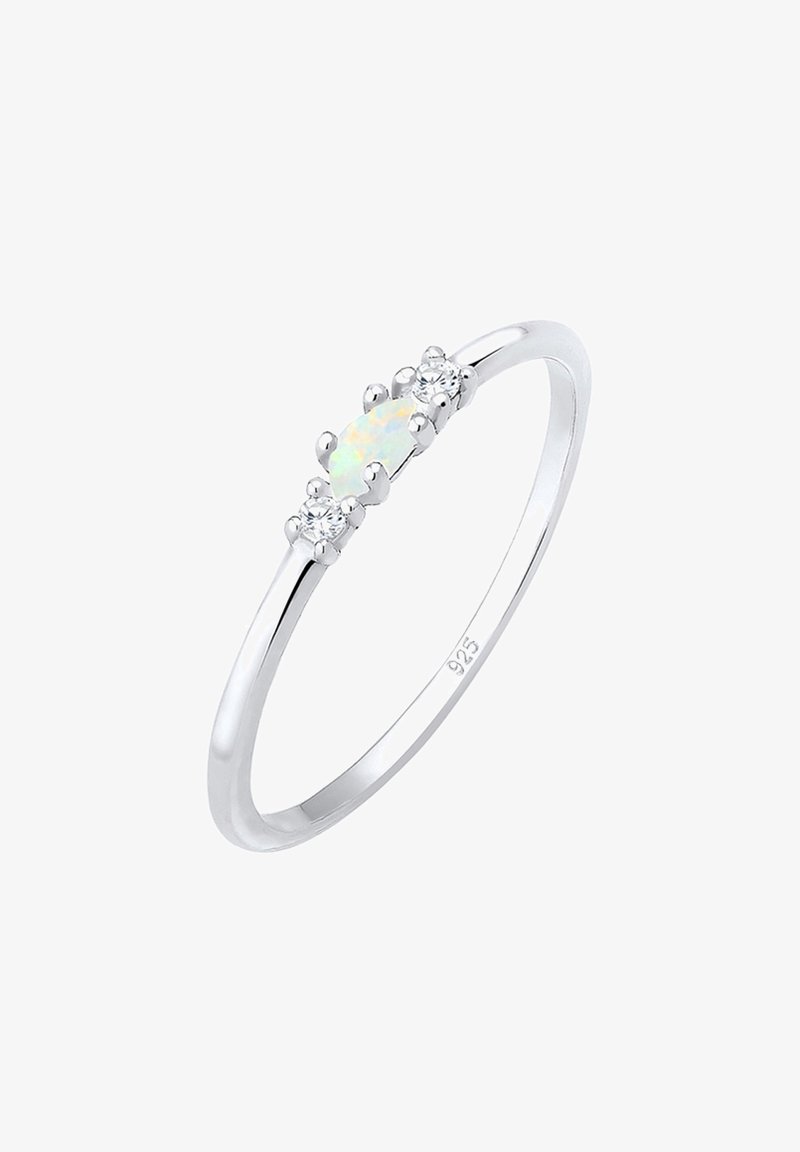 Bague en argent avec pierre centrale opale ovale flanquée de deux petites pierres précieuses rondes transparentes sur une fine bande estampillée 925.