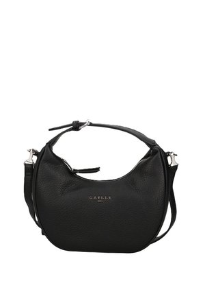 Bolso de mano en forma de media luna de cuero negro con textura, con asa corta, correa larga desmontable, cierre de cremallera y pequeño logo de marca en plata en la parte delantera.