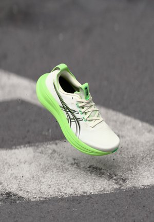 GEL NIMBUS 28 - Silniční běžecké boty - cream/black