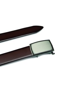 Brauner Leder Gürtel mit einer schlanken, rechteckigen silbernen Metallschnalle mit gebürstetem Finish und einer glatten Textur auf der Gürteloberfläche.