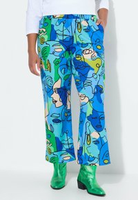 Kleurige wijde broek met een levendig abstract gezichtspatroon in blauw, groen en beige, met zijzakken en een elastieken tailleband.