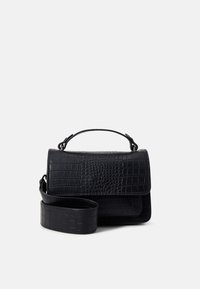 Sac en cuir noir à texture crocodile, avec une fermeture à rabat, une poignée et une bandoulière amovible. Forme rectangulaire compacte.