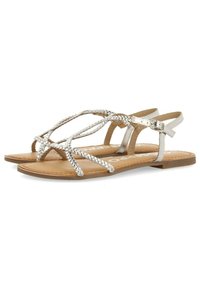 Sandalias planas de tiras trenzadas de color plateado, con plantilla en tono marrón y cierre de hebilla en el tobillo para un ajuste seguro.