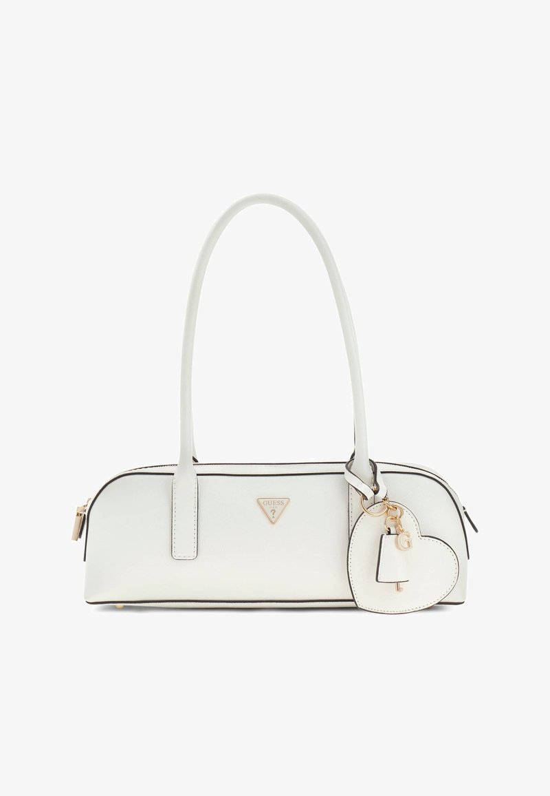 Sac à main blanc Guess avec une anse longue, bordure noire, logo triangulaire et porte-clés en forme de cœur avec des accents dorés.