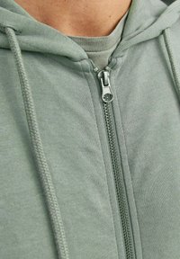 Jack & Jones JJEBASIC HOOD - Felpa con zip - sedona sage