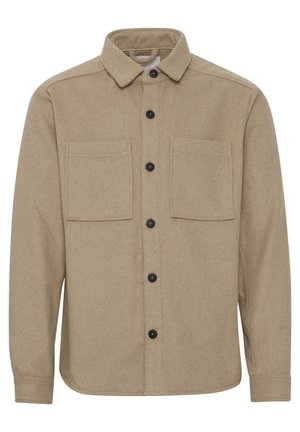 Chaqueta de camisa de lana beige con cuello, cierre frontal de botones y dos bolsillos en el pecho. Cuenta con botones negros para contraste.