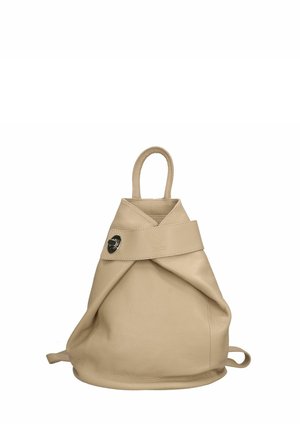Zaino in pelle beige con fondo arrotondato, manico superiore e tracolla avvolta con un accento metallico. Texture morbida con un design minimalista.