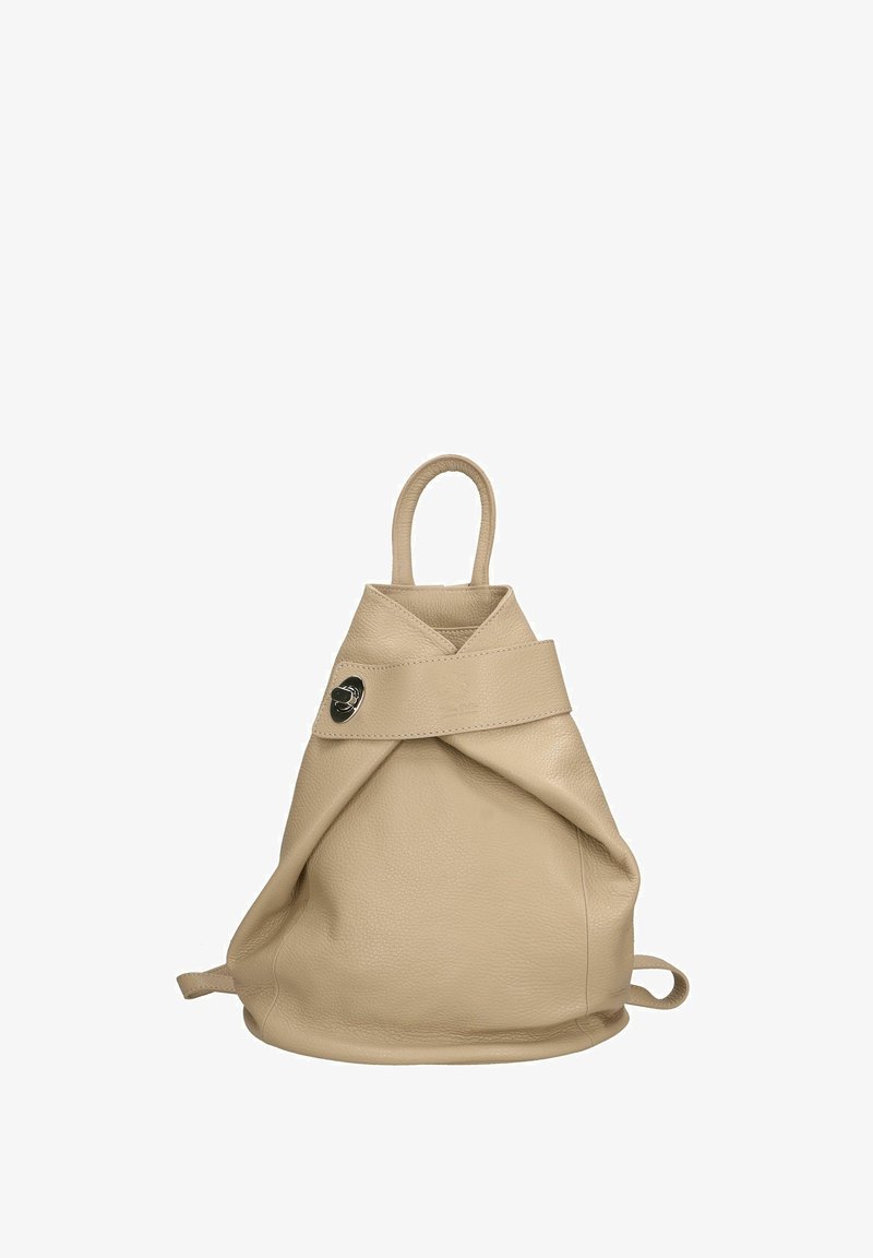Zaino in pelle beige con fondo arrotondato, manico superiore e tracolla avvolta con un accento metallico. Texture morbida con un design minimalista.