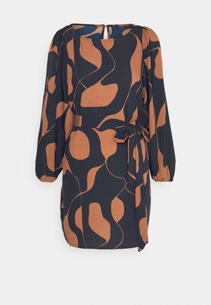 Abito a maniche lunghe in blu navy scuro con un motivo astratto ondulato in marrone caldo. Tessuto morbido con cintura a fiocco in vita e scollatura a chiave sul retro.