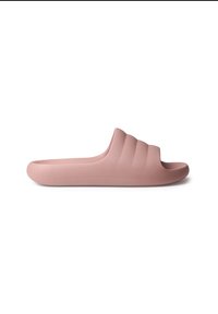 Rosa halksandaler med ett flexibelt, slätt material, som har tre horisontella ribbor överst, öppen tådesign och rundade kanter.