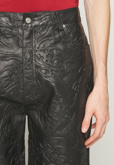 Han Kjøbenhavn EMBOSSED TRIBAL - Δερμάτινο παντελόνι - black