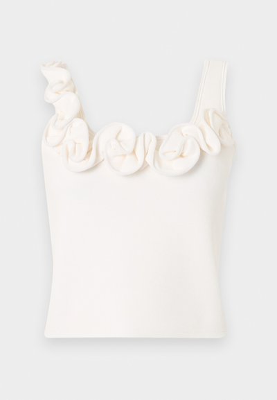 Άσπρο αμάνικο τοπ με φαρδιές τιράντες και διακοσμητικές πιέτες από υφασμάτινο βολάν κατά μήκος του τετραγωνισμένου ντεκολτέ.