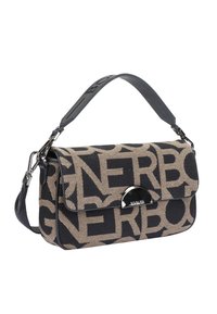 Bolso de mano con una tela beige y negra que presenta letras en negrita. Forma rectangular, cierre de solapa y un acento plateado en la parte frontal.