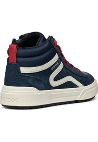 Scarpe high-top blu navy realizzate in materiali scamosciati e in rete, con lacci rossi e un accento di logo bianco. Presentano una suola bianca texturizzata.