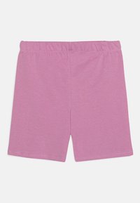 Roze pamučne šortse s mekim teksturom, elastičnim pojasom i jednostavnim dizajnom, s ravnim nogavicama i minimalnim detaljima šivanja.