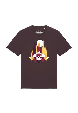 T-shirt marron foncé avec un motif représentant un ours marchant devant des pins stylisés et un grand soleil ou une lune blanche au-dessus.