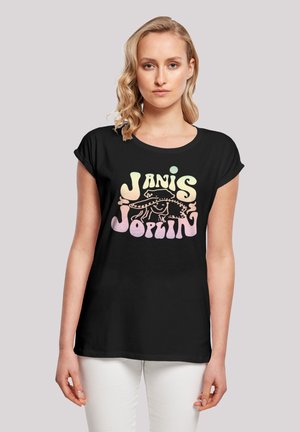Schwarzes T-Shirt mit Rundhalsausschnitt und kurzen umgeschlagenen Ärmeln, mit buntem Retro-Text "Janis Joplin" und einer Hutillustration.