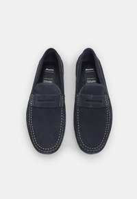 Mörkblå mocka loafers med en slät yta, utrustade med vit söm och en slip-on design med ett litet dekorativt band.