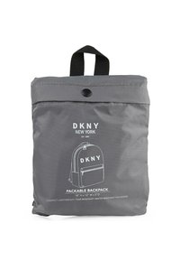 Mochila gris plegable hecha de poliéster, con un diseño simple, asa superior, tela resistente al agua y una estructura ligera y compacta.