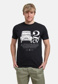 Černé bavlněné tričko s potiskem vintage auta a textem "2 CV AUTORIZOVANÝ SERVIS OPRAV" v bílé barvě. Krátké rukávy, kulatý výstřih.