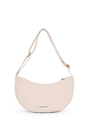 Beige Canvas-Schultertasche mit einer halbmondförmigen Form, dünnem Tragegurt und goldenen Hardware-Akzenten. Verfügt über ein Etikett mit "HOLZRICHTER" und "BERLIN".